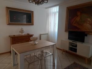 萨罗Maison Santa Giustina的客厅配有桌子和电视