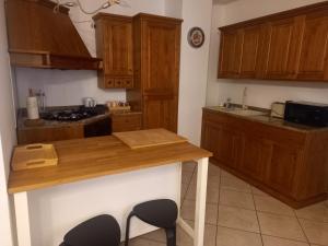 萨罗Maison Santa Giustina的厨房配有木制橱柜和木制台面
