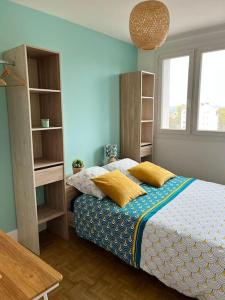 维勒班Chambre privée dans un appartement partagé的一间卧室配有一张蓝色墙壁的床