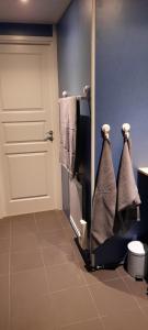 KlässbolDavids Stuga的一间带卫生间的浴室和一个带毛巾的门