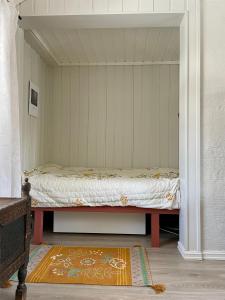 滕斯贝格Idyllic small farm appartment的一间位于地毯间的卧室