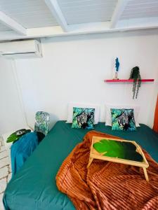 La SavaneStudio "ZEN & NATURE"的配有绿色床和枕头的房间