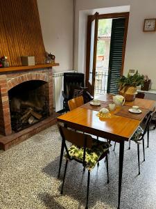 Pian dʼOrsinaCasa Piglione的客厅配有木桌和壁炉