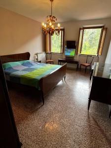 Pian dʼOrsinaCasa Piglione的一间卧室设有一张床和一间客厅。
