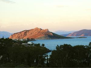 爱琴娜岛serenity villa Aegina fantastic view near the beach的享有山脉的水域景致