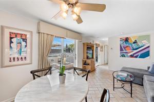 拉古纳海滩Villa Calypso的客厅配有桌子和沙发