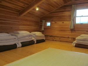 富士河口湖橙色小屋别墅的小木屋内带两张床的房间