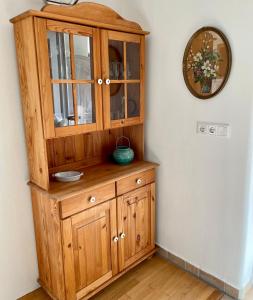 达格比尔Ferienhaus Anna的木柜,位于房间角落