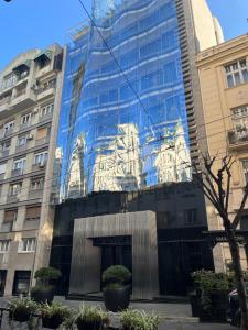 贝尔格莱德Sveti Stefan的玻璃反射的建筑物