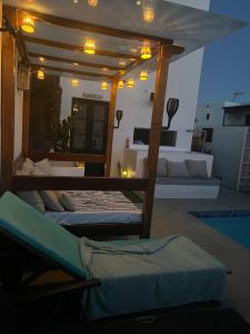 蓬塔穆赫雷斯Romantico con piscina privada solo para ti的带游泳池的客房内的两张床