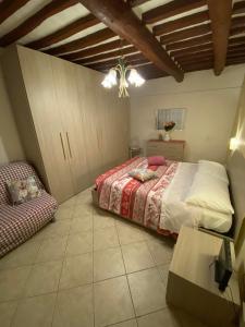 费拉约港Casa Maria的一间卧室配有一张床和一张桌子
