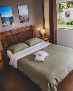 圣克鲁兹Casa Suiza的一间卧室配有一张床,床上有毛巾