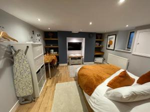 OxenhopeApple Street Cottage的一间卧室配有一张床和一张书桌