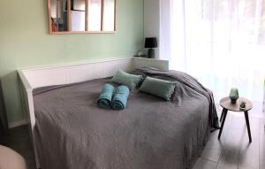 邦多勒studio avec terrasse et piscine的卧室里一张带蓝色枕头的床
