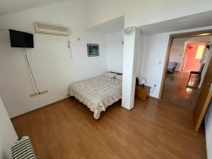 布雷拉Apartments Kricak的一间卧室配有一张床和一台电视