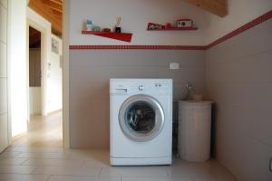 CastellʼAlferoMonferrato Asti-luminosa villa的洗衣房内的洗衣机和烘干机
