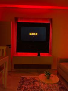 斯库台ThePlaceForYou Central Apt的客厅里的电视,带有红色的灯光