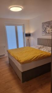 波普拉德komfortná novostavba v centre的一间卧室配有一张黄色毯子床