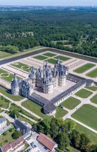 蒙特普利斯尚伯德Caravane l'attrape-rêve aux portes du château de Chambord et Cheverny的享有尚博尔城堡的空中景致