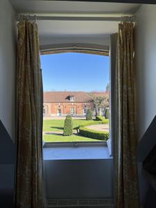 厄玛鲁维尔伊玛维尔城堡酒店的享有庭院景致的窗户
