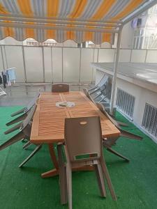 安科纳CarloAlbertoApartmentsrooms的帐篷内的木桌和椅子