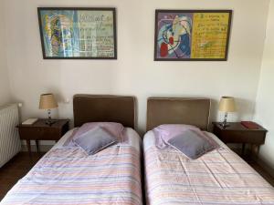 厄玛鲁维尔伊玛维尔城堡酒店的卧室内两张并排的床