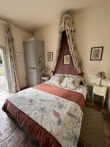 厄玛鲁维尔伊玛维尔城堡酒店的一间卧室配有一张带天蓬的大床