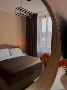 罗镇Rhospitality - Visconti Affittacamere的一间卧室配有一张床和镜子