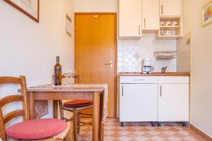 奥米沙利STUDIO的一个带桌子和木门的小厨房