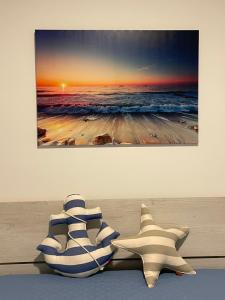 贝尔杰吉Acquamarina的两张凉鞋和一张海洋景象