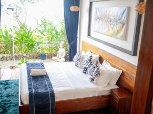 泰泰The Dream Beach Resort的一间卧室配有带枕头的床