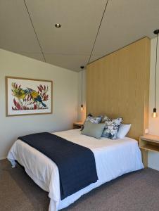基督城Tussock Hill Vineyard Retreats的一间卧室,卧室内配有一张大床