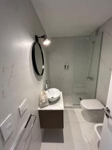 布宜诺斯艾利斯Palermo Jai的一间带水槽、卫生间和淋浴的浴室