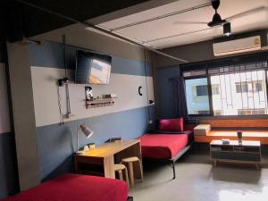 甲米镇阿米堤波希特尔酒店的客房设有两张床、一张桌子和一张书桌。
