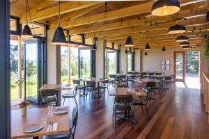 基督城Tussock Hill Vineyard Retreats的用餐室设有桌椅和窗户。