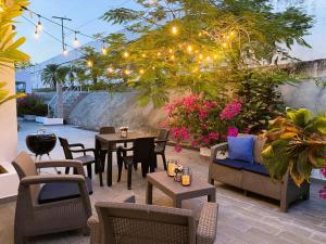 里奥阿托Beach villa with cozy terrace的庭院配有桌椅和灯