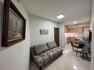巴特亚姆ISRALUX APARTMENTS的带沙发的客厅和用餐室
