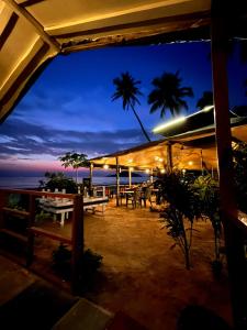 帕罗林Palolem Beach View Inn的晚上则设有一间享有海景的餐厅