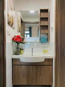 振林山SeaView 2-bedroom Fully Furnished Apartment Forest City #freeWIFI的浴室设有水槽和花瓶