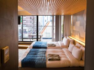 东京Asakusa Kokono Club Hotel的酒店客房设有一张大床和一个阳台。
