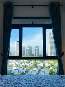 振林山SeaView 2-bedroom Fully Furnished Apartment Forest City #freeWIFI的卧室窗户,享有城市美景