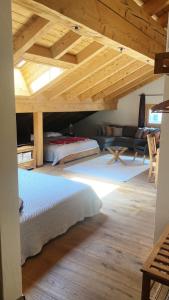 席尔瓦普拉纳阿尔萨洛奇席尔瓦普拉纳酒店的一间卧室设有两张床和木制天花板