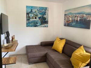 斯塔拉巴斯卡Kuća za odmor Baya的客厅配有棕色沙发和绘画