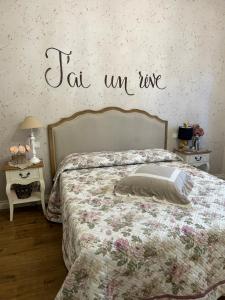 莫内利亚La Casa Di Menny Maison de Campagne的一间卧室,配有一张带字样的床  ⁇  爱在墙上