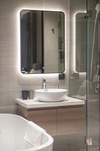 河内JAYU的一间带水槽和镜子的浴室