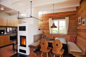 托夫豪斯Cottages, turf house的一间带桌椅和壁炉的用餐室