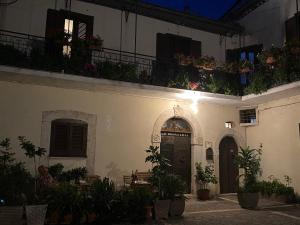 Cantalupo nel SannioB&B Donna Livia的阳台和门上种植了植物的建筑