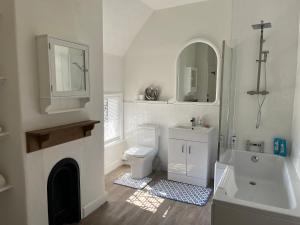 阿伦德尔Arundel Maltravers的白色的浴室设有盥洗盆、卫生间和镜子