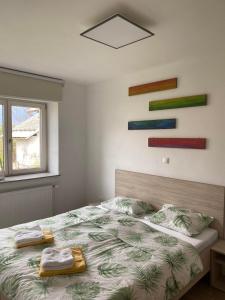布莱德Apartma Mango的卧室配有一张色彩缤纷的壁画床。
