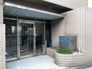 东京Hotel Business Villa Omori - Vacation STAY 08202v的玻璃门进入大楼的入口